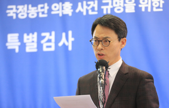 특검 "최순실 태블릿PC 확보"       (서울=연합뉴스) 서명곤 기자 = '최순실 게이트'와 박근혜 대통령의 비위 의혹을 수사중인 박영수 특별검사팀 대변인 이규철 특검보가 10일 오후 서울 강남구 대치동 특검 기자실에서 브리핑을 하고 있다.     2017.1.10      seephoto@yna.co.kr  (끝)